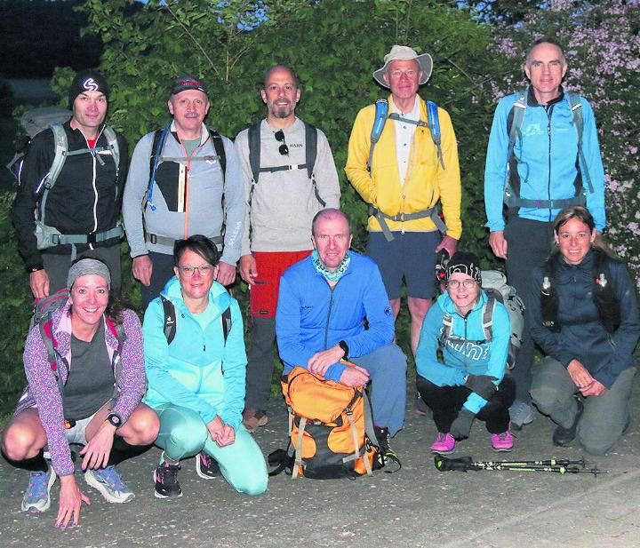 Am frühen Morgen zur Jura-Wanderung bereit (von links): Diana Furler, Stefan Zurfluh, Martina Buchmüller, Martin Gnos, Yasin Alemdar, Erich Richli, Hans-Rudolf Stoll, Barbara Zurfluh, Pius Koller und Esther Kuhle. Foto: Hans Zemp
