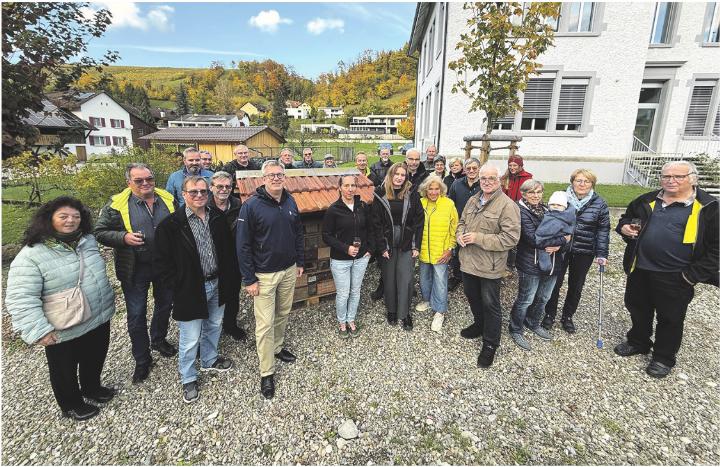 Die neue Fläche vor dem Gemeindehaus interessiert.