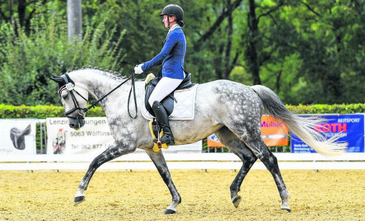 Fabienne Büche mit Chica Lewinia, Gewinnerin der Prüfung L14/60. Foto: zVg