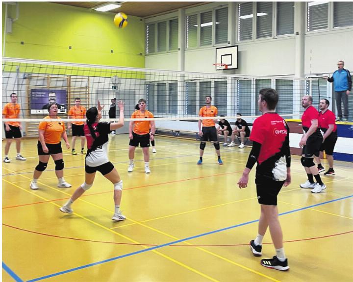 Nächtliche Wettkämpfe in der Wiler Turnhalle. Foto: zVg