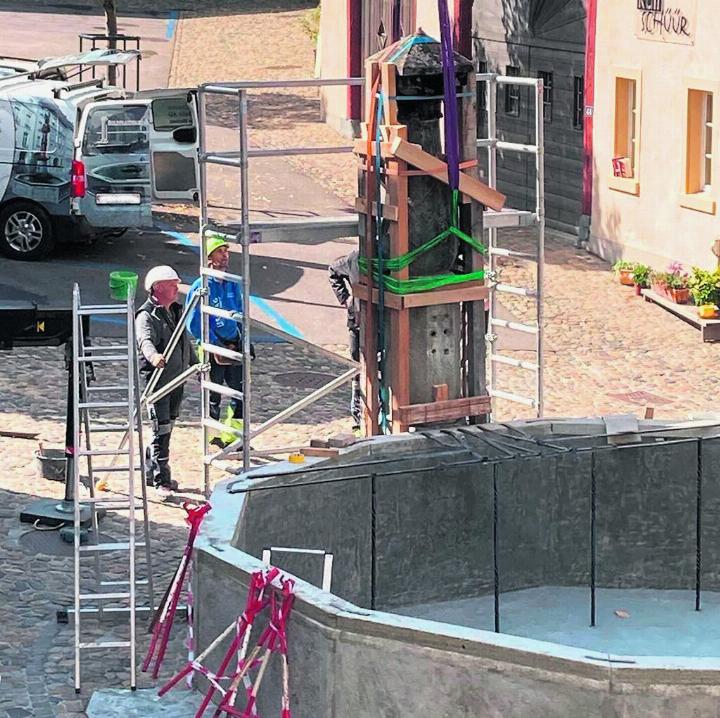 Der Brunnenstock wird sorgfältig entfernt. Foto: zVg