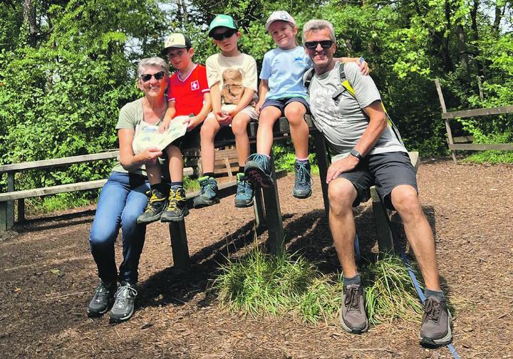 «Wir hatten viel Spass bei der Schatzsuche in Herznach-Ueken mit unseren Enkelkindern Ben, Mia und Louis.» Foto: Ferdy Wyss