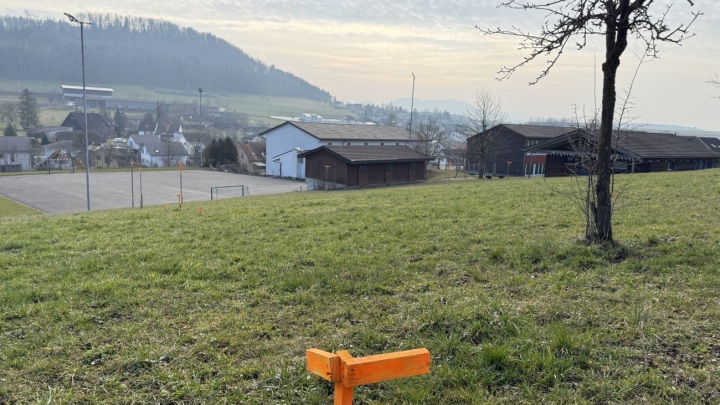 Das Gelände östlich des Effinger Kindergarten-Pavillons, in der Zone für öffentliche Bauten, mit den Profilen für den umstrittenen Bewegungspark. Foto: Archiv NFZ
