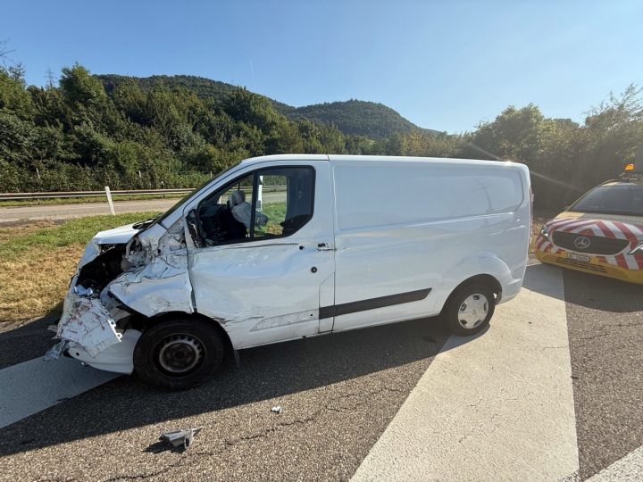 Beim Unfall in Frick entstand erheblicher Sachschaden. Fotos: zVg