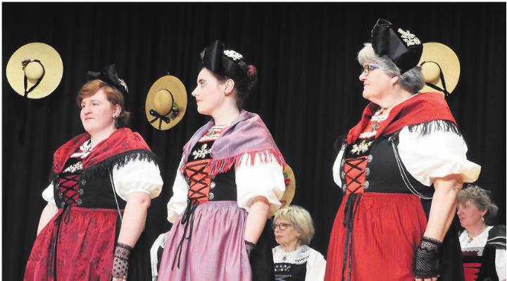 Vorstellung der erneuerten Fricktaler Festtagstracht (v. l.): Leandra Weitnauer mit der neuen Tracht, Fabienne Roth mit der bisher getragenen Tracht. Rechts Beatrice Waldmeier mit der Tracht in der ursprünglichen Version. Foto: zVg