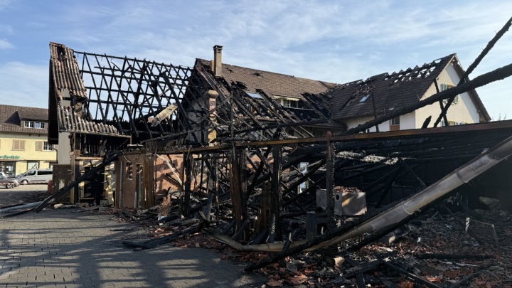 Ein Grossbrand mit zerstörerischer Wirkung - das Gelände beim Restaurant Adler in Gipf-Oberfrick am frühen Samstagmorgen. Fotos: Simone Rufli