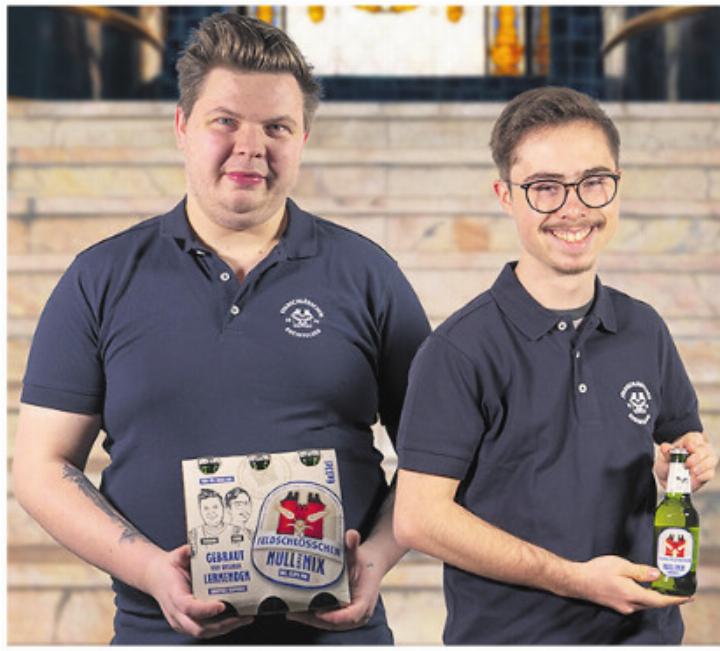 Florian Schädeli (links) und Fynn Mahrer haben das Bier kreiert. Foto: zVg