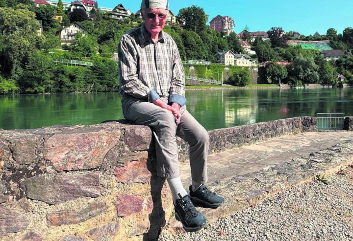 Hannes Burger ist oft am Rheinufer anzutreffen. Immer auch hofft er auf Begegnungen mit «seiner» Schwanenfamilie. Foto: sh