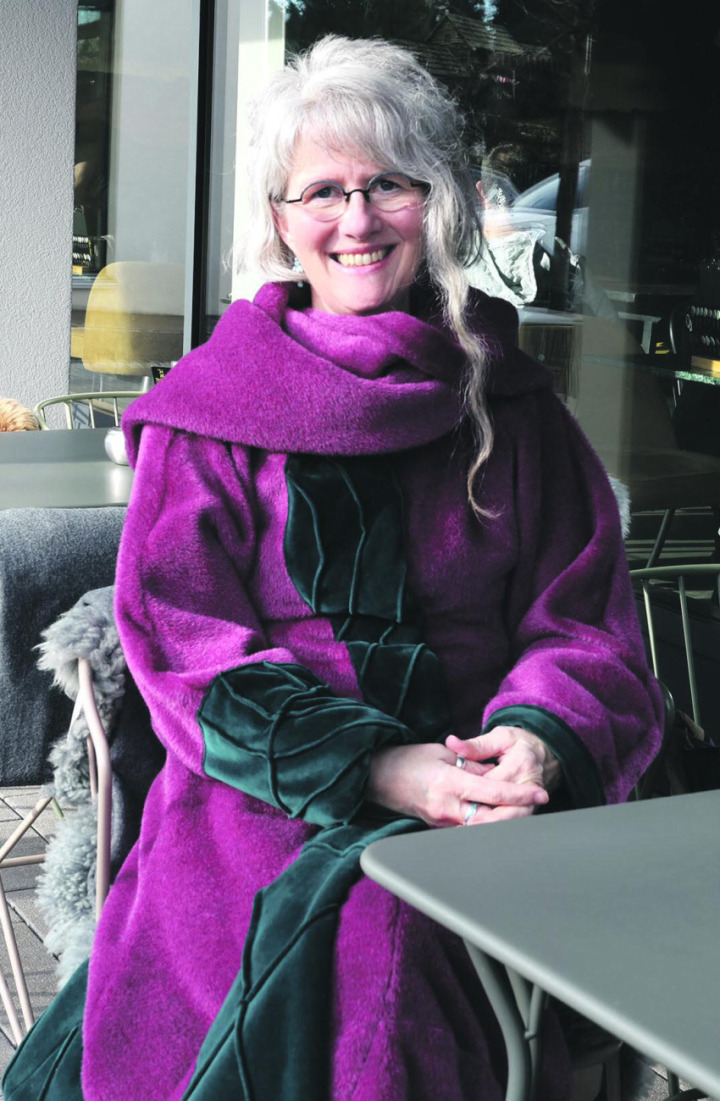 «Das medizinische Grundwissen sowie die Erfahrungen aus jener Zeit kann ich bei meiner jetzigen Tätigkeit zur Unterstützung meiner Klientinnen und Klienten nutzen», sagt Ulrike Birringer. Foto: Janine Tschopp