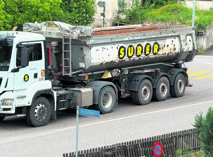 Aktuell fahren die Lastwagen über die Unterdorfstrasse in Kaisten. Das kann zu gefährlichen Situationen führen. Foto: Susanne Hörth