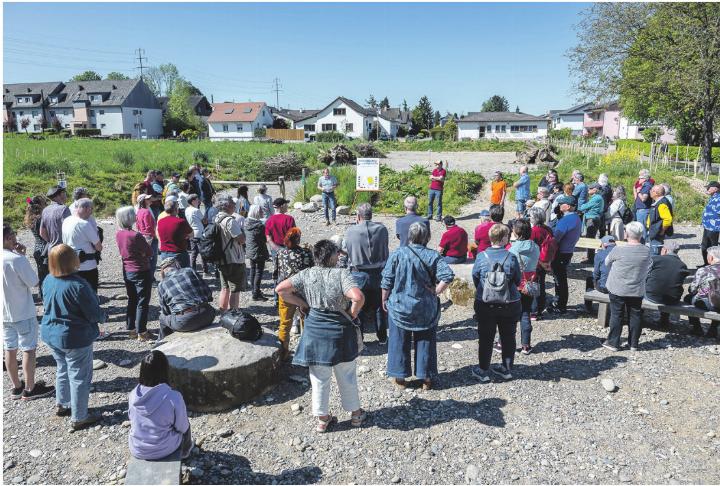 Ein besonderer Moment: die Einweihung der Storchenwiese. Foto: Roger Forrer