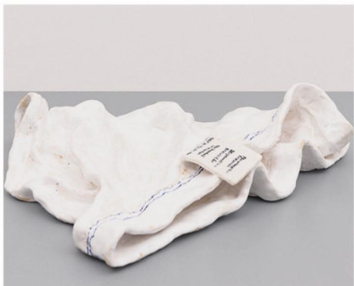 Janis Löhrer, Unterhose (liegend), 2024 Keramik, glasiert.

Foto: Courtesy Galerie Thomas Fuchs, Stuttgart