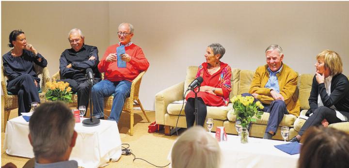 Das Zeitzeugen-Panel im Fricktaler Museum von links nach rechts: Politikerin Béa Bieber, Unternehmer Rolf Brugger, Ex-Lehrer Klaus Heilmann, Moderatorin Lotti Berner, Ex-Oberbürgermeister Eberhardt Niethammer, Ex-Lehrerin Heidi Leemann. Foto: Edi Strub