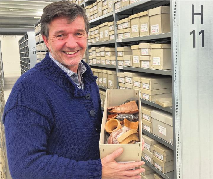 Die Sammlung von Augusta Raurica umfasst neben vielen Keramikscherben, von denen Dani Suter hier einige präsentiert, auch prachtvolle Stücke, die im Museum nicht gezeigt werden können. Foto: Regula Vogt-Kohler
