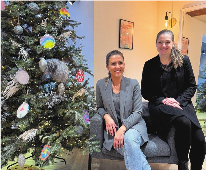 «Viele Wunschkugeln gingen schon weg, bevor es am Montag richtig losging», erzählen Liane Seidler (links) und Larissa Müller. Foto: Simone Rufli