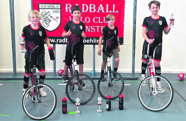 Die Teams der U11: Keith Freiermuth und Damian Brombach, Zedd Pease und Julian Spiess. Foto: zVg