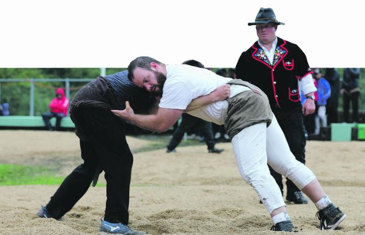 Lukas Krähenbühl (in weiss) vertrat die Fricktaler am Brünigschwinget. Foto: Pascale Alpiger