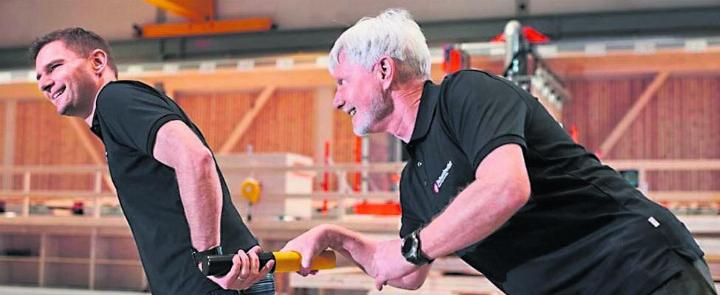 Jörg Langheim (rechts) übergibt den Führungsstab an Markus Fuhrer. Foto: zVg