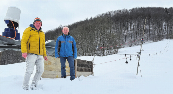 Schnee liegt genug auf dem mit Gras bewachsenen, steinlosen Hang. Aber René (l.) und Feusi sind noch nicht dazugekommen, die Piste zu präparieren. Fotos: Simone Rufli