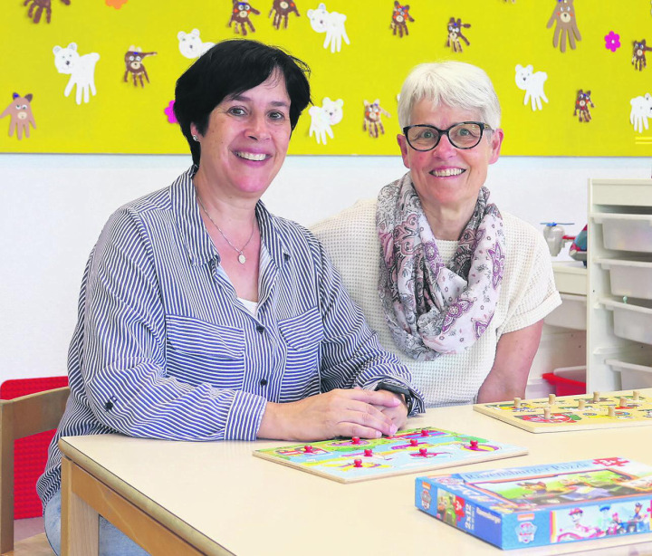 Die Arbeit mit Kindern erfüllt sie und macht ihnen grossen Spass: Moni Wendelspiess (links) und Brigitta Schmid. Foto: jtz