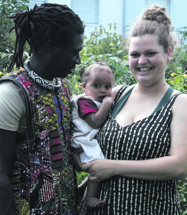 Familie Niang in ihrem Garten. Foto: Yasmin Malard