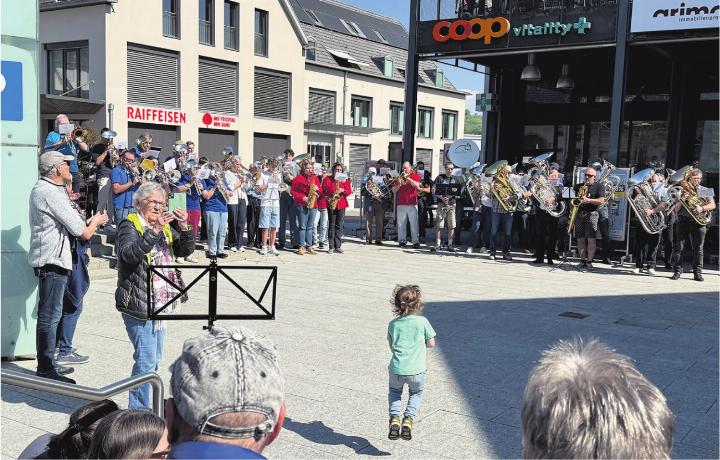 Auftakt der «Blosmusig Woche» machte am Samstagmorgen ein Flashmob aller beteiligter Musikvereine auf dem Coop-Platz in Frick. Fotos: Susanne Hörth