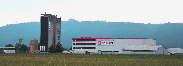 Die Schenker AG betreibt bereits heute schon ein Logistikgebäude auf dem Eiker Areal. Foto: Susanne Hörth