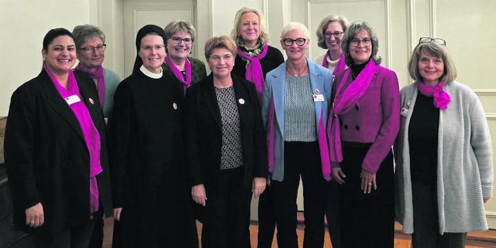 Gruppenbild mit der Preisträgerin Priorin Irene Gassmann (Dritte von links) und Bundesrätin Viola Amherd (rechts neben der Priorin). Foto: zVg