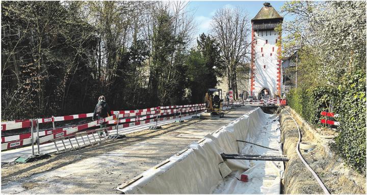 Aktuell wird die Baumgrube für die Alleebäume erstellt. Für den Verkehr bleibt derzeit wenig Platz. Bei der Magdenerbach-Brücke ist die Brüstung bereits entfernt, sie soll durch ein Stahlgeländer ersetzt werden. Fotos: Valentin Zumsteg