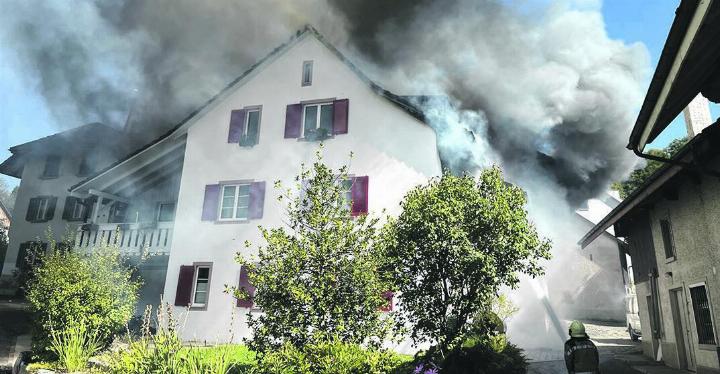 Insgesamt wurden drei Wohnungen durch das Feuer beschädigt. Personen wurden beim Brand keine verletzt. Foto: zVg