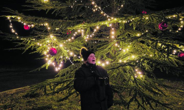 Hier beim Buswendeplatz (im Hintergrund die weihnächtlich geschmückte Tanne) ruft die Nachtwächterin Cornelia Brutsche das neue Jahr ein letztes Mal aus. Fotos: Bernadette Zaniolo