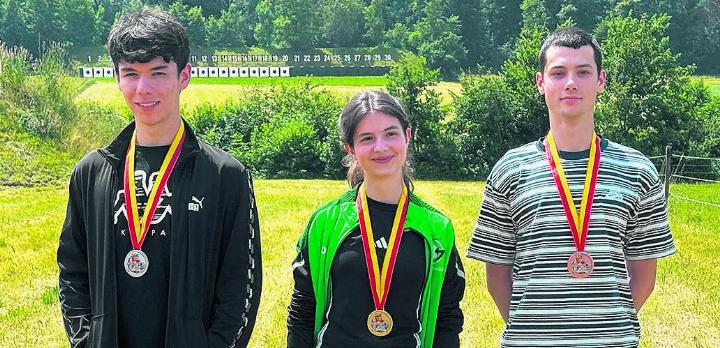 Das Podest: Johanna Meili, Bezirksjungschützenkönigin, Lorenzo Milone (links) und Lukas Burger. Foto: zVg