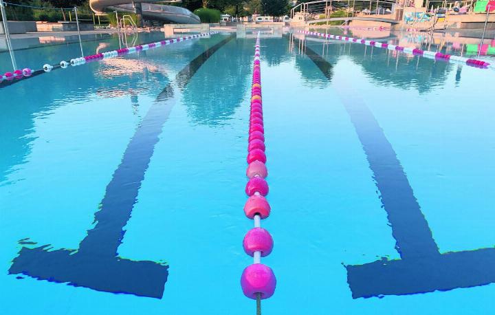 Das ist nicht das olympische Becken, richtig ist aber, dass heute Freitag in Paris die Olympischen Spiele eröffnet werden. Foto: Simone Rufli
