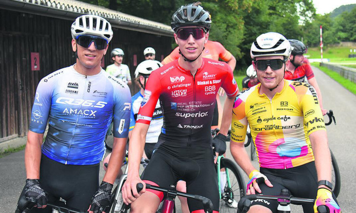 Der für die Fricktaler Elite-Sportgruppe «PSP Superior» fahrende Nicola Schleuniger (Mitte) war der Dominator des achten Brugger Abendrennens. Er gewann vor Felix Stehli (rechts) und dem in Zürich lebenden Griechen Georgios Boutiopoulos.