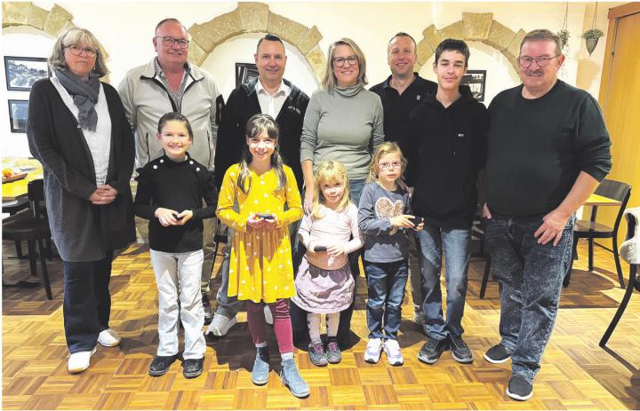 Am Dienstagabend durften in Herznach die sechs Gewinnerinnen und Gewinner ihre Goldvreneli entgegennehmen. Foto: Susanne Hörth Am Dienstagabend durften in Herznach die sechs Gewinnerinnen und Gewinner ihre Goldvreneli entgegennehmen. Foto: Susanne Hörth