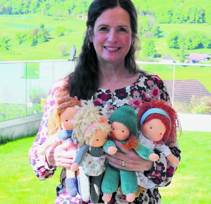 Silvia Rüfenacht mit ihren selbstgemachten Puppen. Foto: Hans Zemp