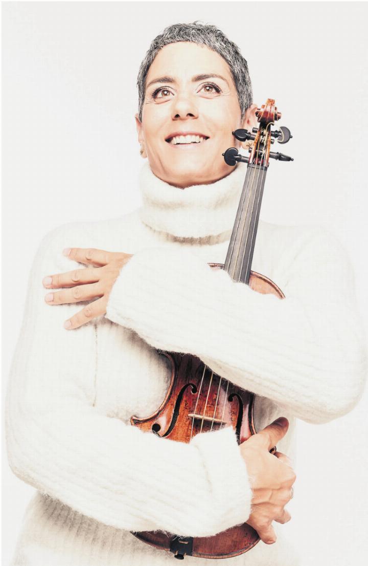 Solistin Leila Schayegh übernimmt auch die Leitung des Orchesters. Foto: zVg