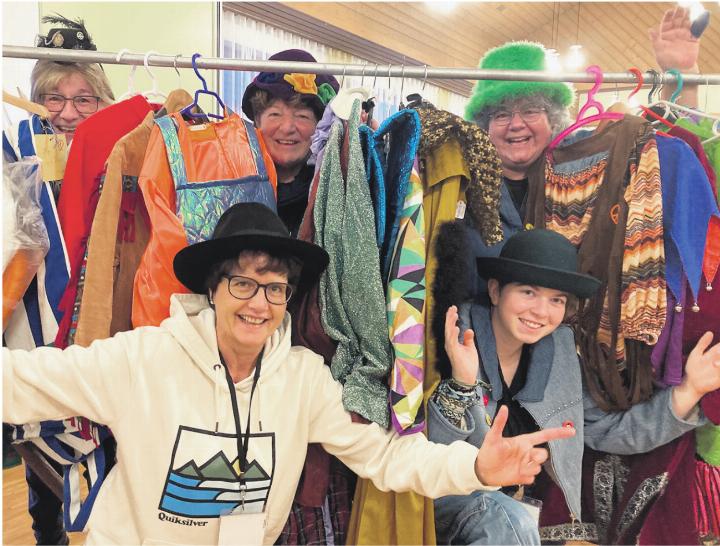 Sie tun es wieder: Anna Hubbs (hinten von links), Heidi Kym, Sandra Ledermann, Claudia Iotti (vorne links) und Zaira Ledermann gehen mit der Fasnachtskleider-Börse in die zweite Runde. Foto: Archiv NFZ Sie tun es wieder: Anna Hubbs (hinten von links), Heidi Kym, Sandra Ledermann, Claudia Iotti (vorne links) und Zaira Ledermann gehen mit der Fasnachtskleider-Börse in die zweite Runde. Foto: Archiv NFZ