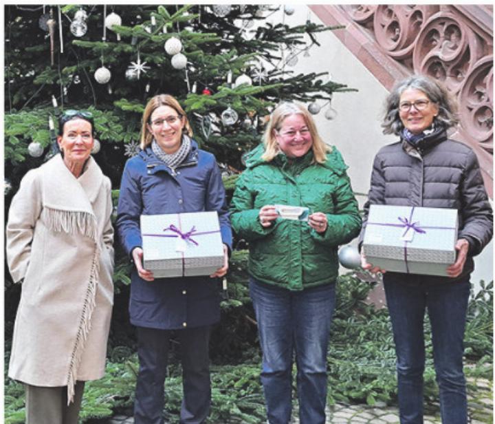 Geschenk übergeben: Béa Bieber (von links), Eveline Rufle, Jandra Richner-Vogel und Sibylle Wanner. Foto: zVg