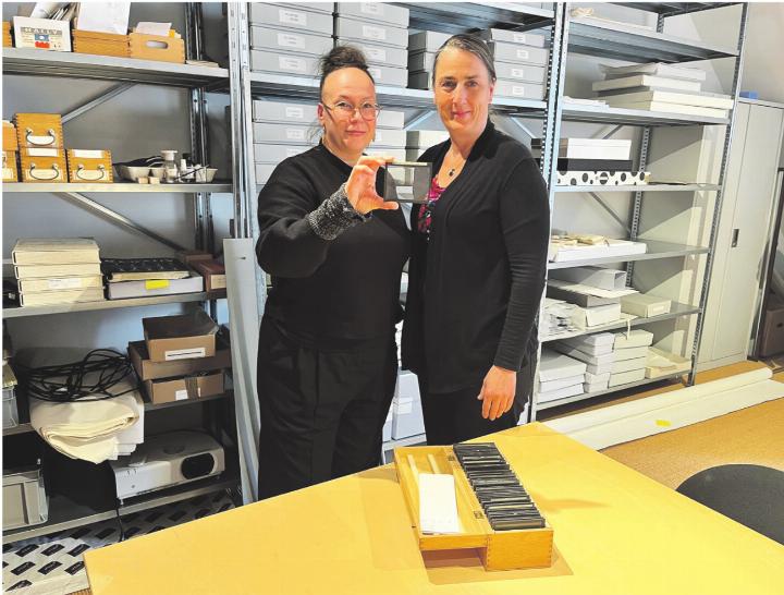 Im Fricktaler Museum ist vieles in Bewegung: Stella Barmettler Wälti (links) und Kathrin Schöb. Foto: Valentin Zumsteg