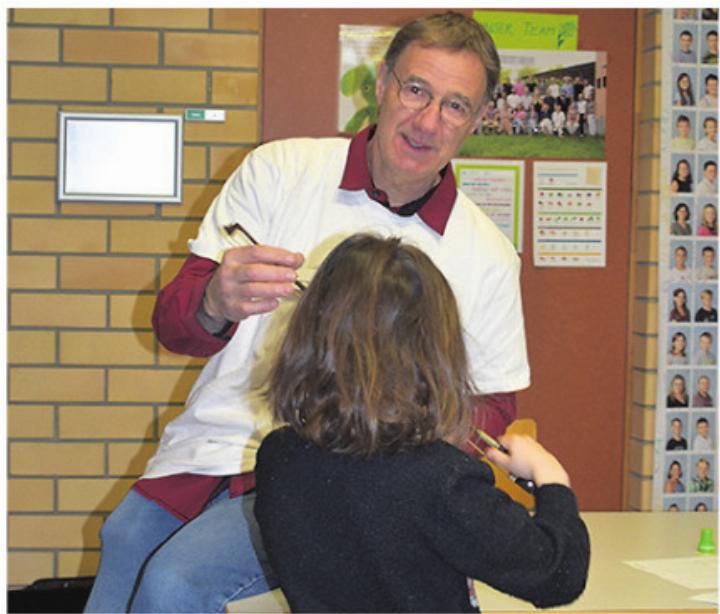 Die Kinder entlocken mit Hilfe der Lehrpersonen den Instrumenten die ersten Töne. Foto: zVg