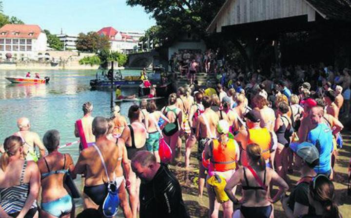 Beliebt: Das grenzüberschreitende Rheinschwimmen zählte viele Teilnehmerinnen und Teilnehmer. Foto: zVg