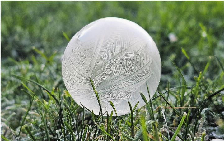 Die eisige Kälte am Neujahrsmorgen lies Seifenblasen gefrieren. Leserfoto: Gabriela Stocker Obermumpf