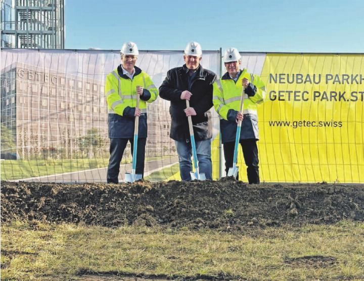 Der Spatenstich erfolgte durch Gemeindeammann Beat Käser (Mitte), Urs Zimmerli (CEO Getec Schweiz, links) und Stephan Buser (Standortleiter Getec Park.Stein) im Beisein von Vertreterinnen und Vertretern des Kantons Aargau, der Gemeinde Stein sowie der am Standort tätigen Unternehmen.