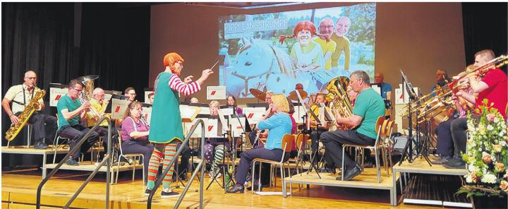 Die Musikgesellschaft Hornussen mit dem Dirigenten Ruedi Obrist als «Pippi Langstrumpf». Foto: zVg