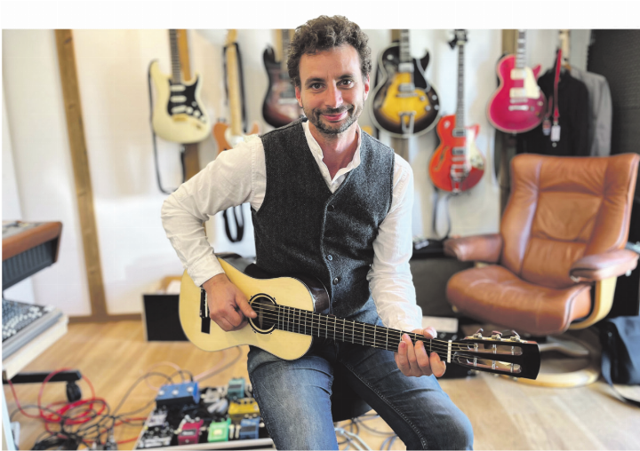 Preisträger und Preis: René Rothacher mit der Gitarre, die er gewonnen hat. Foto: Valentin Zumsteg