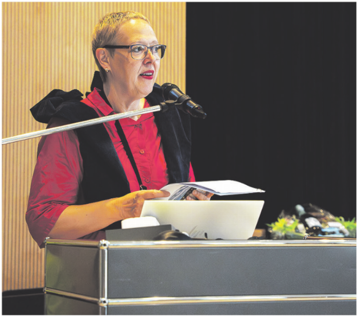 Über 1680 Kilometer Wanderwege bieten ein attraktives Angebot. Stadtpräsidentin Claudia Rohrer und Regierungsrat Jean-Pierre Gallati betonen den Wert fürs Wohlbefinden und die Gesundheit. Foto: zVg