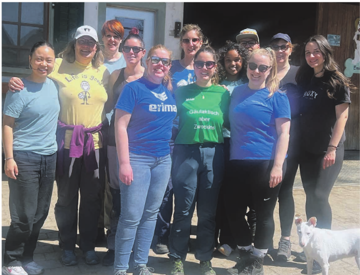 Mitglieder von Volley Smash 05 Laufenburg-Kaisten halfen einen Tag auf dem Tierlignadenhof in Kaisten mit. Foto: mk