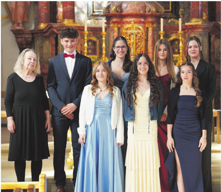 Die Pfarrerin mit den Konfirmierten, von links: Ramon Sacher, Ilana Hochstrasser, Lucie und Sina Fleig, Elim Isch, Mara Hasler, Jara von Arx. Foto: Diren Gülm