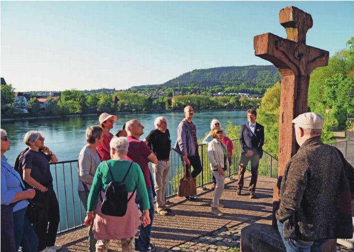 Stadtführer Martin Frey berichtete am Originalkreuz aus dem Jahr 1600 über die Geschichte der Schönauer. Foto: Fabrice Müller
